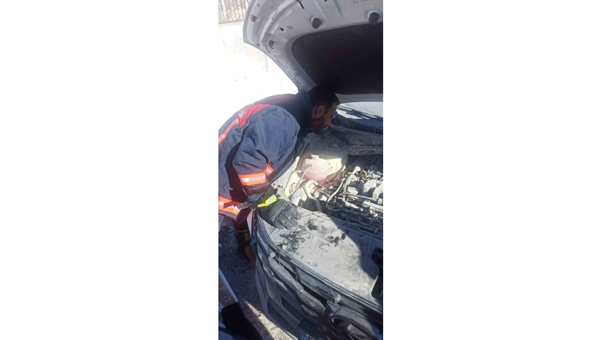 Van'da seyir halindeki otomobil yandı