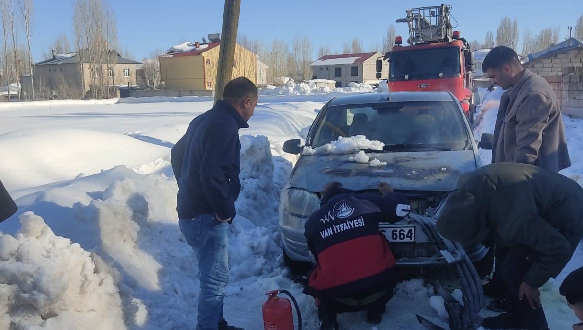 Van'da seyir halindeki otomobil yandı