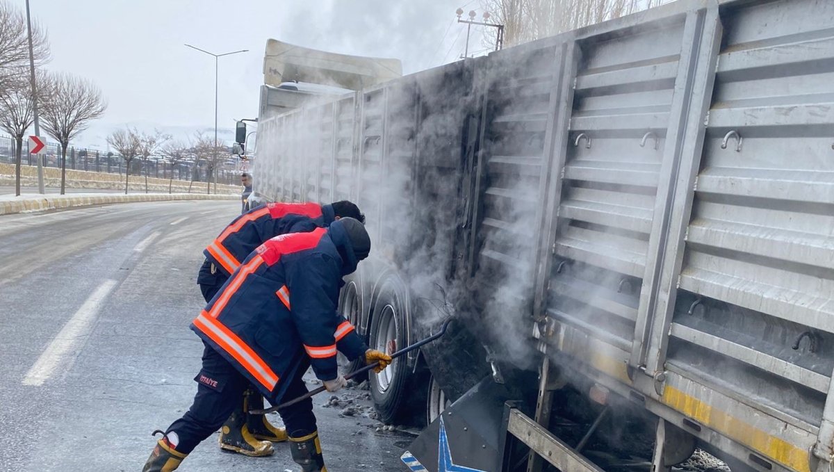 Van'da seyir halindeki tırın lastikleri yandı