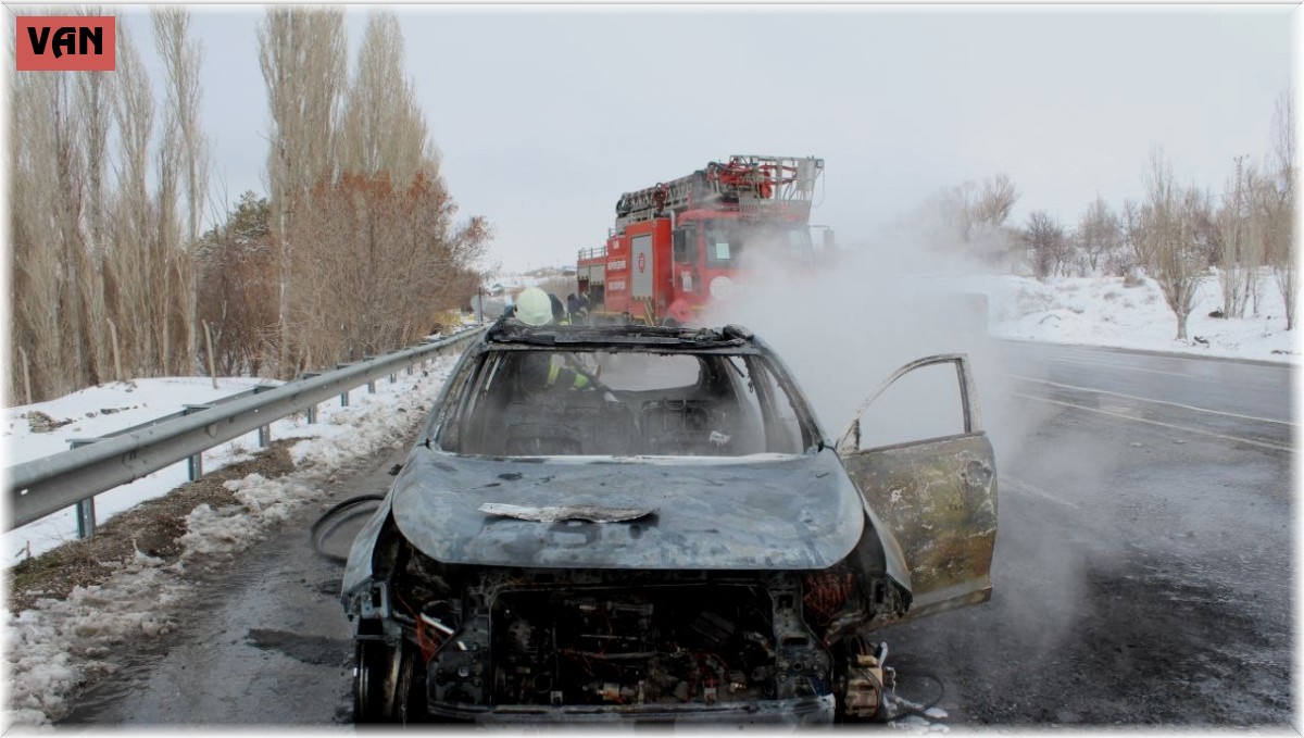 Van'da seyir halindeyken alev alan otomobil küle döndü