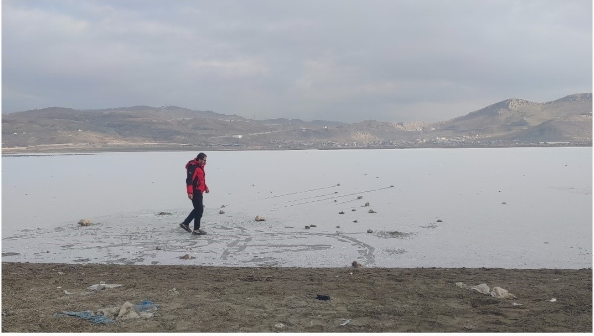 Van'da Sibirya soğukları: Sıhke Göleti'nin yüzeyi buz tuttu