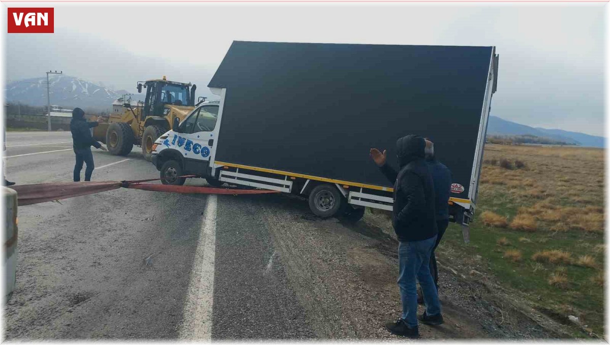 Van'da şiddetli rüzgar çatıları uçurdu