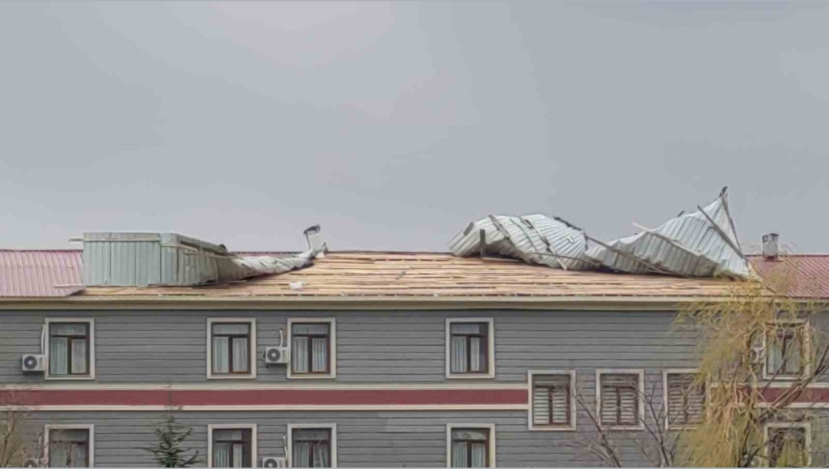 Van'da şiddetli rüzgar çatıları uçurdu