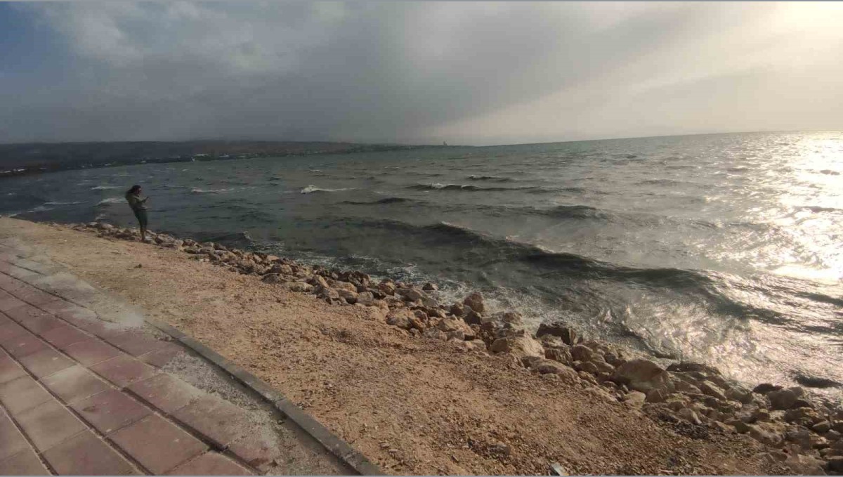 Van'da şiddetli rüzgar: Dalgalar Van Gölü sahilini dövdü