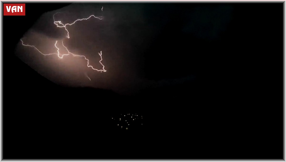 Van'da şimşekler geceyi aydınlattı