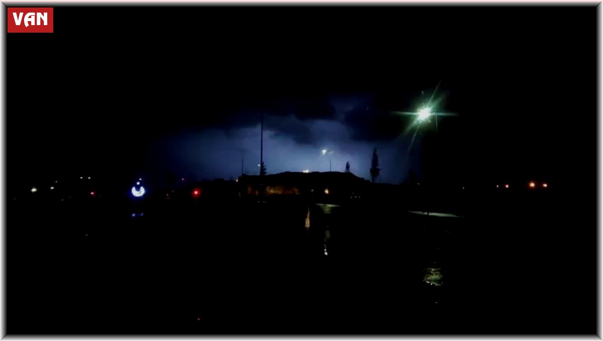 Van'da şimşekler geceyi aydınlattı