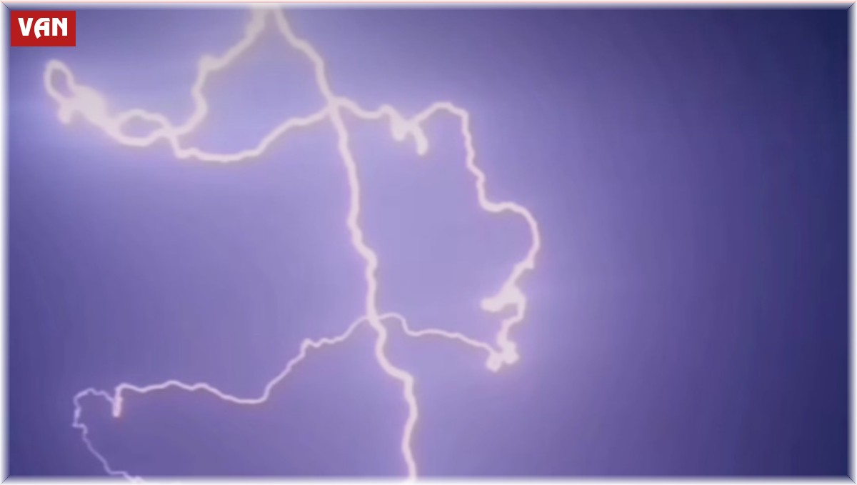 Van'da şimşekler geceyi aydınlattı