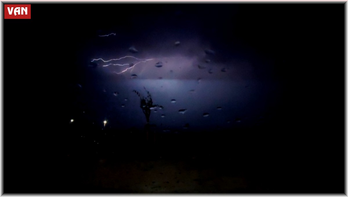 Van'da şimşekler geceyi aydınlattı