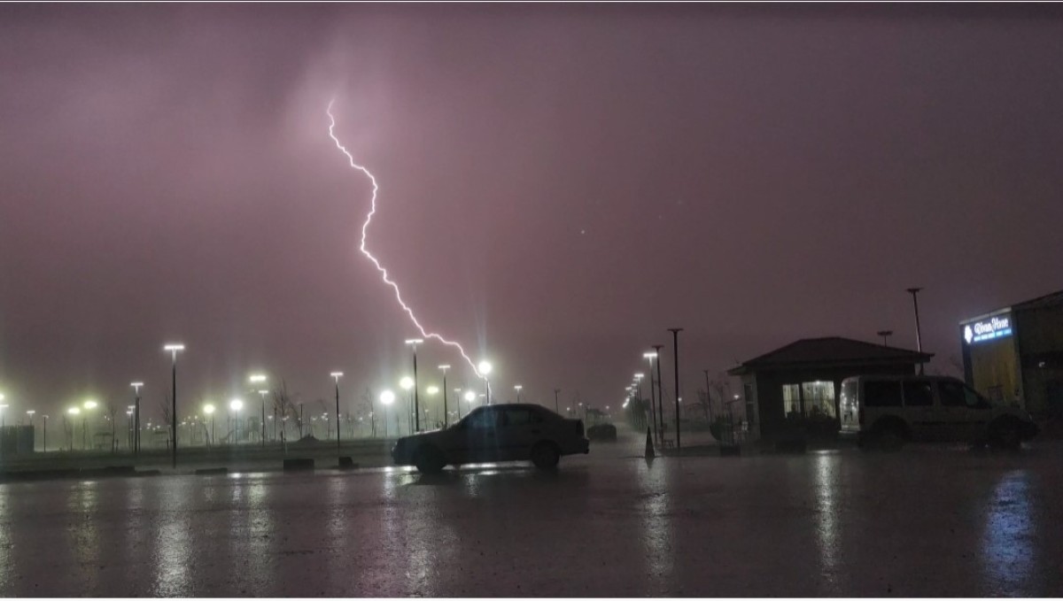 Van'da şimşekler geceyi aydınlattı
