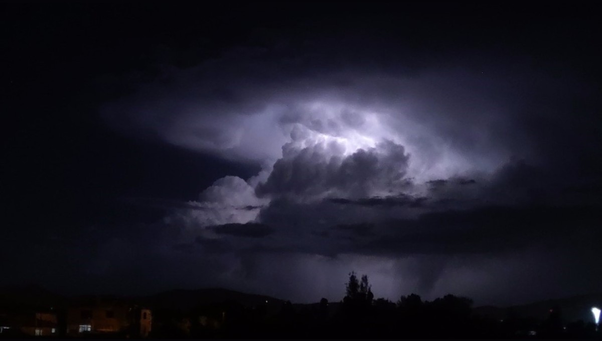 Van'da şimşeklerin bulutlarla dansı