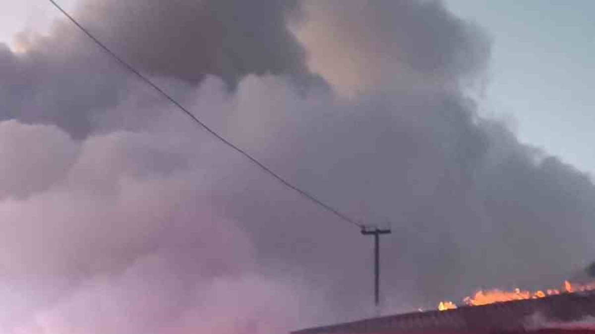 Van'da sobadan çıkan yangın evi kül etti