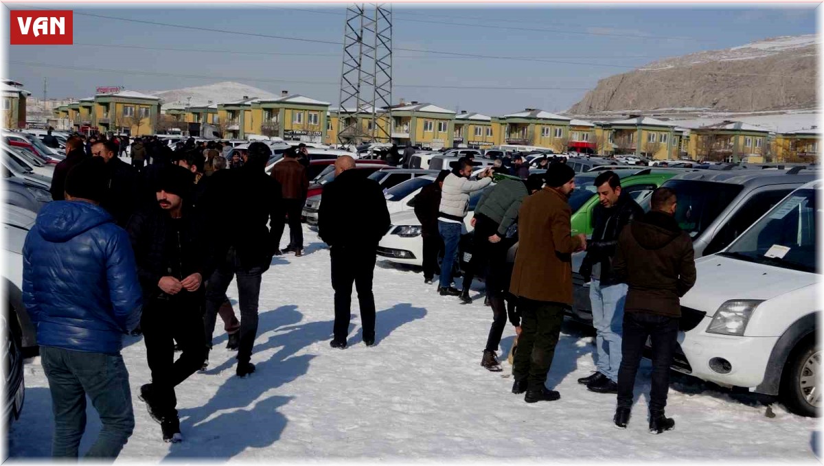 Van'da soğuk havaya rağmen açık oto pazarı araçlarla doldu