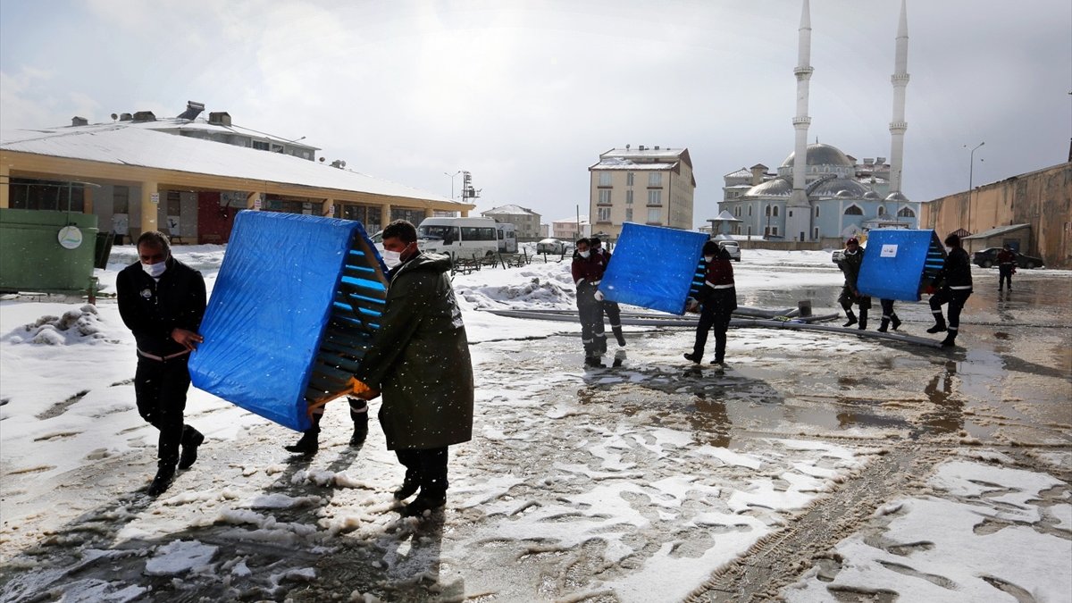 Van'da soğuktan etkilenen hayvanlar için sokaklara kulübeler yerleştirildi
