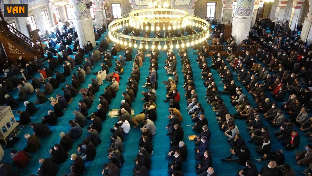Van'da sosyal mesafesiz Cuma namazı