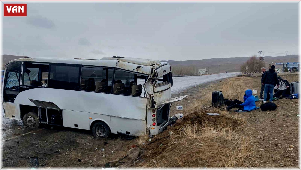 Van'da sporcuları taşıyan midibüs devrildi: Çok sayıda yaralı var