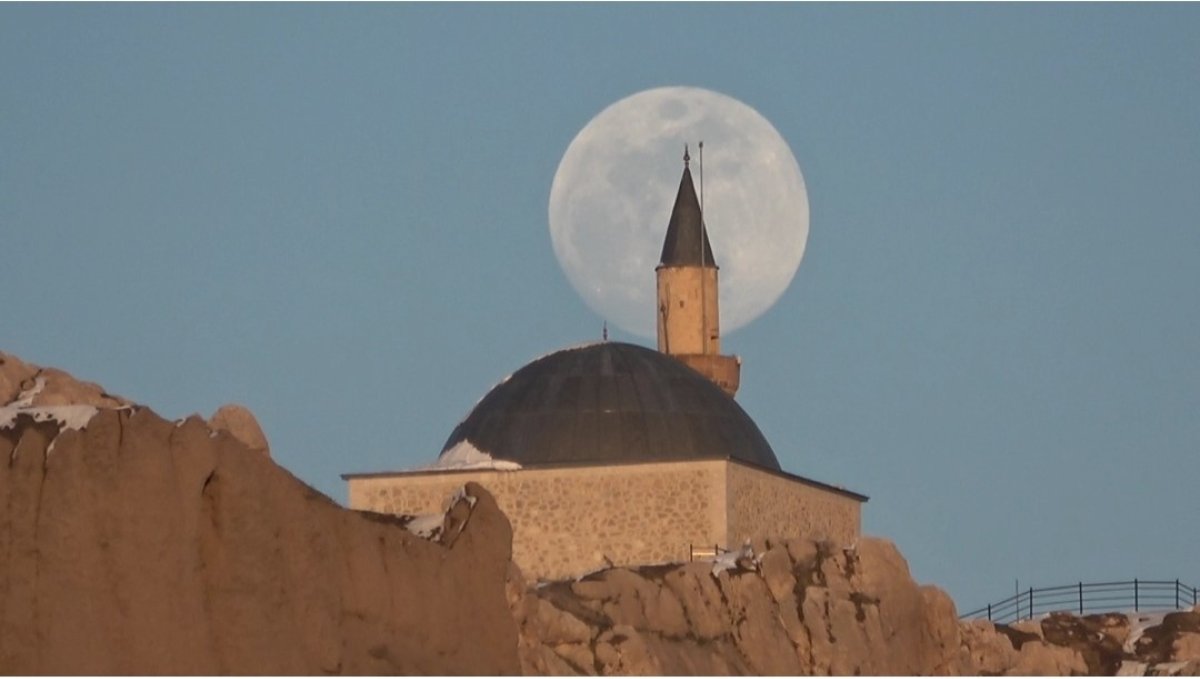 Van'da tarih ile dolunayın buluşması görsel şölen sundu