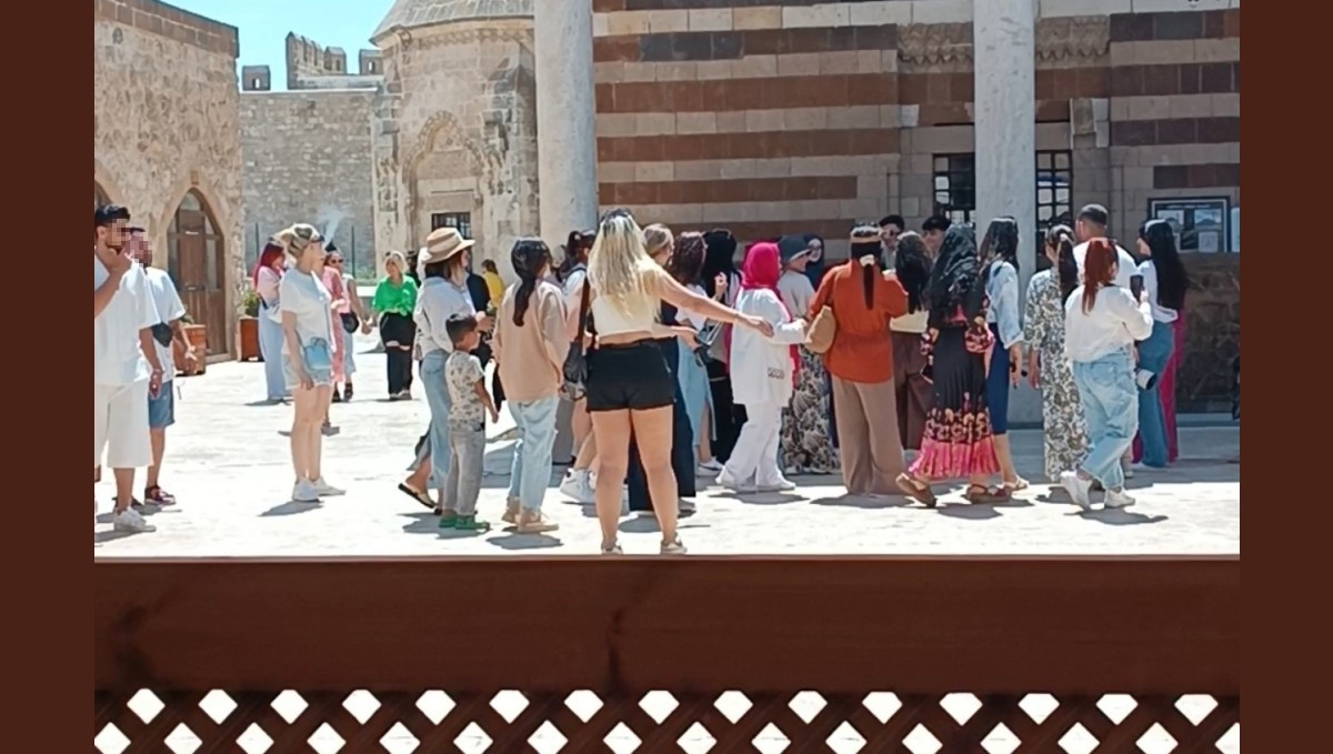 Van'da tarihi camiye uygunsuz kıyafetlerle girilmesi tepki topladı