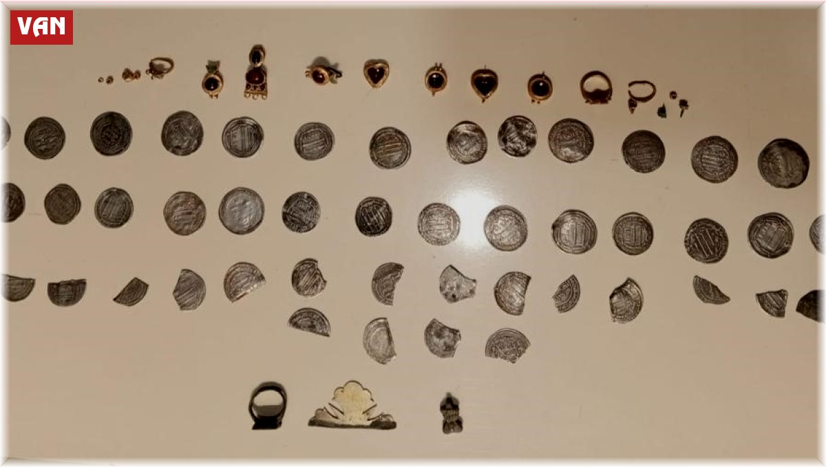 Van'da tarihi eser ve gümrük kaçağı malzemeler ele geçirildi