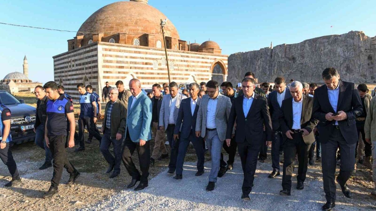 Van'da tarihi Kaya Çelebi Camii ibadete açıldı