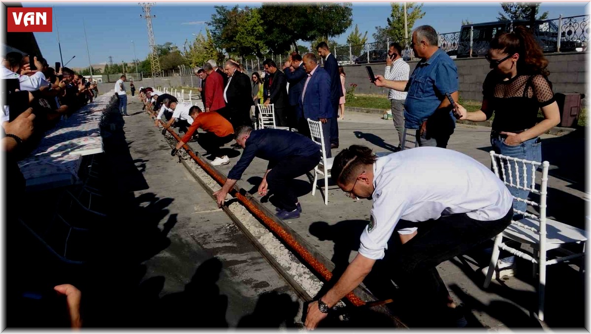 Van'da tek şişte yapılan 65 metrelik kebap dakikalar içerisinde tüketildi