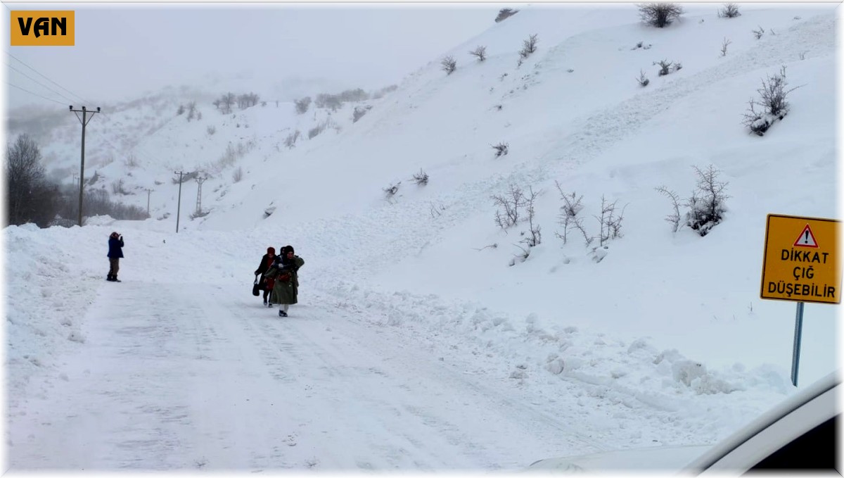 Van'da tipide mahsur kalan vatandaşlar için seferber oldular