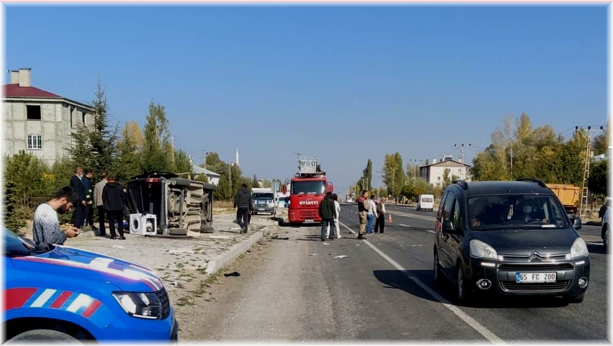 Van'da tır ile kamyonet çarpıştı: 2 yaralı