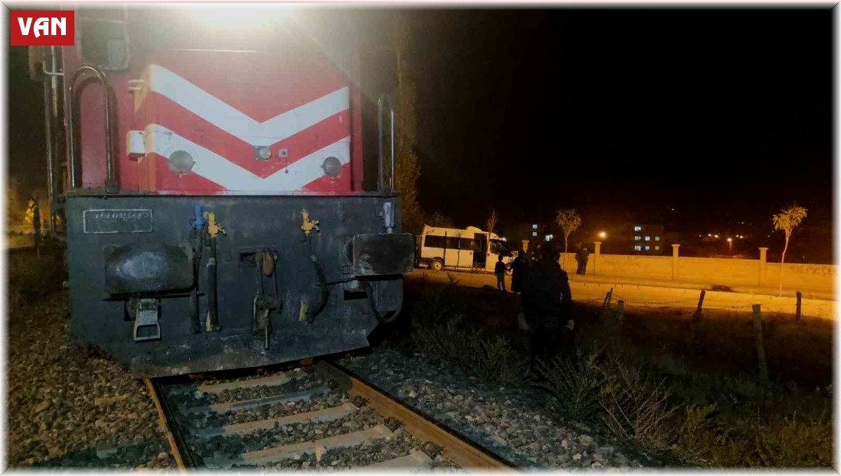 Van'da tren hemzemin geçitte minibüse çarptı