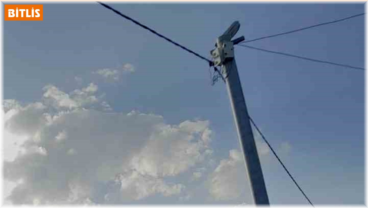 Van'da tren hemzemin geçitte otomobile çarptı: 1 yaralı