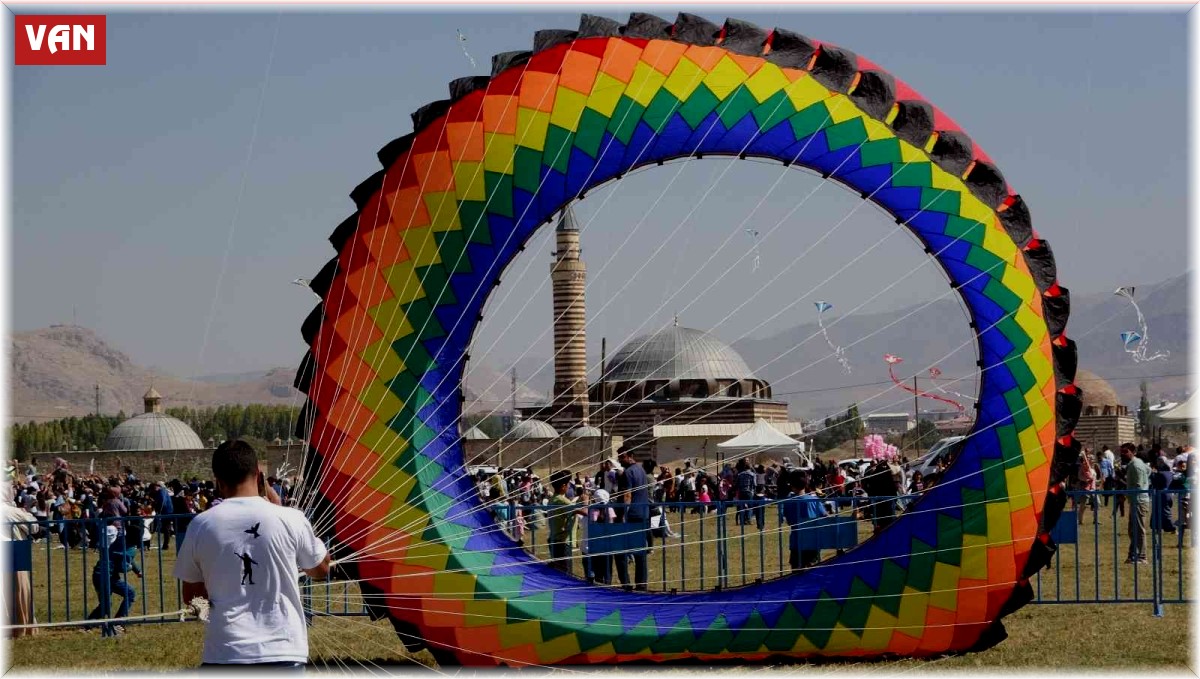 Van'da uçurtma şenliği renkli görüntüler oluşturdu