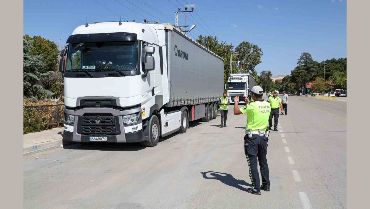 Van'da usulsüz park yapan tırlara yönelik denetim yaptı