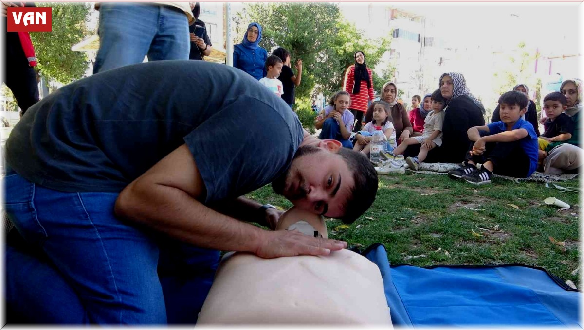 Van'da uygulamalı ilk yardım eğitimi vatandaşlardan büyük alkış aldı