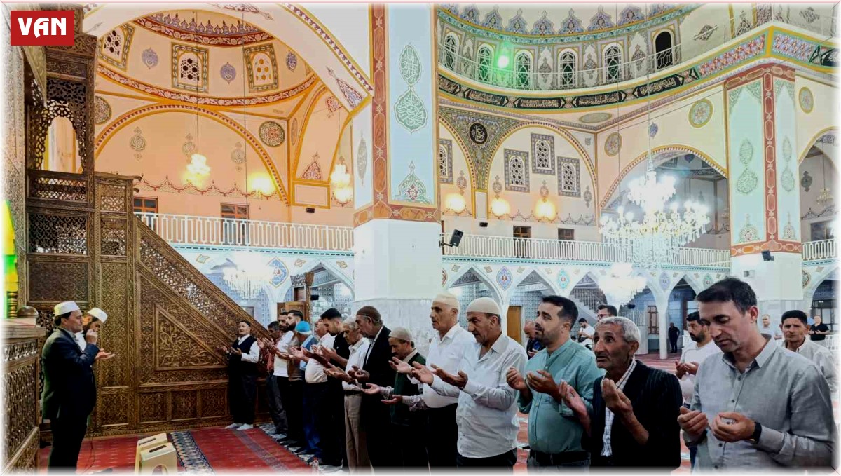 Van'da vatandaşlar Mevlit Kandili'nde camilere akın etti