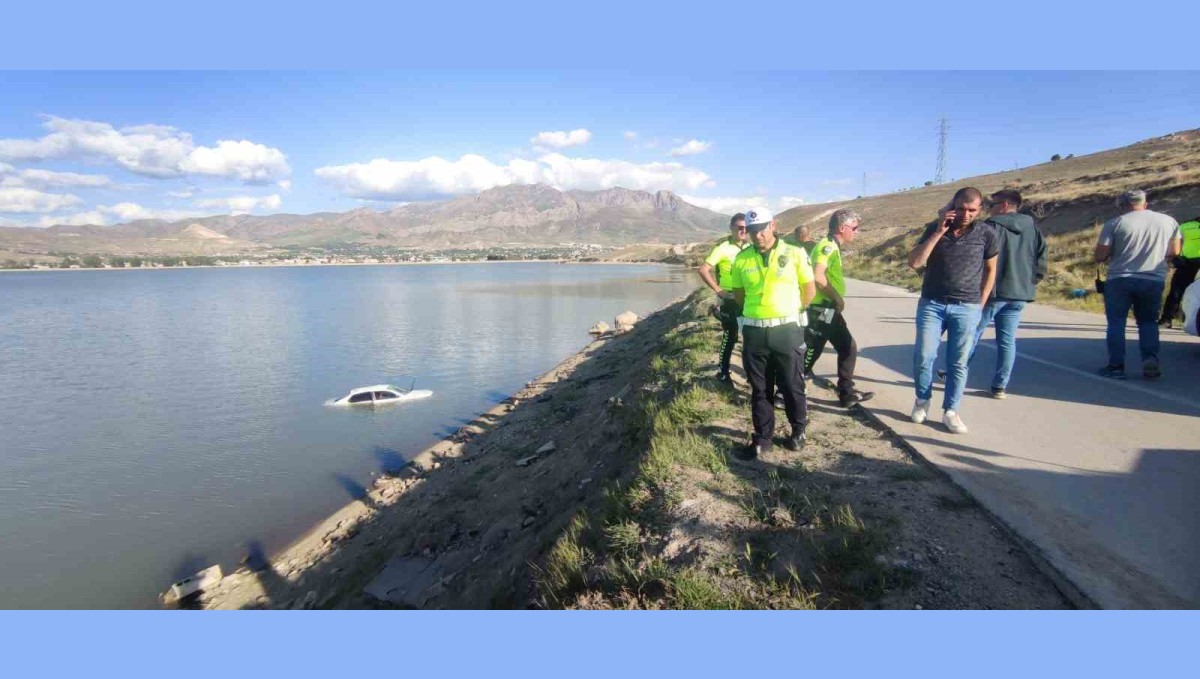 Van'da virajı alamayan otomobil Sıhke Göleyi'ne uçtu: 2 kişi yaralandı