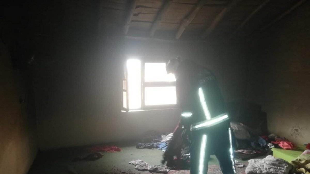 Van'da yangın: anne ve 3 çocuğu zehirlendi