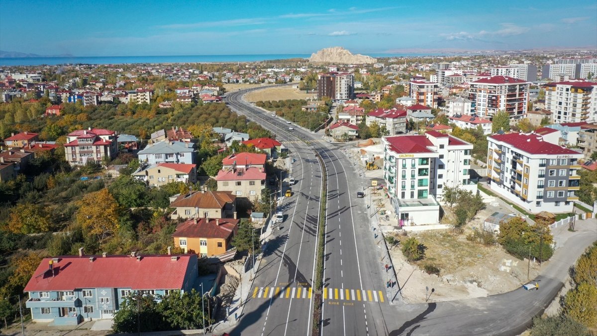Van'da yapımı tamamlanan Hatuniye Caddesi açıldı