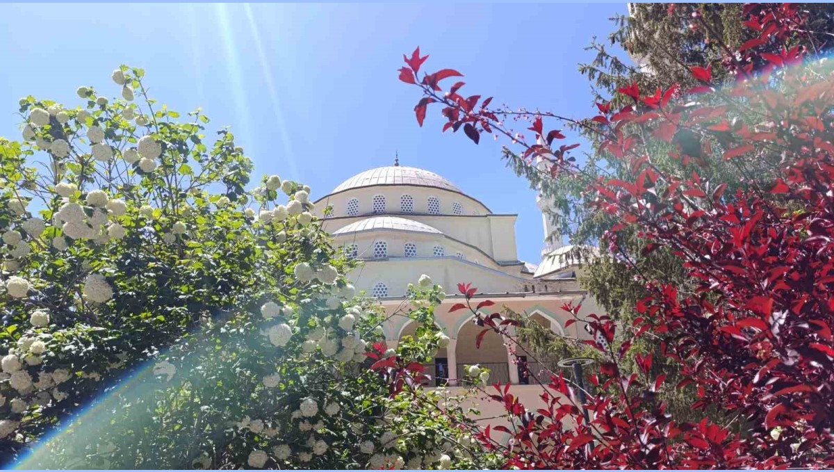 Van'da yarım asırlık Hazreti Ömer Camii'nde son cuma namazı kılındı