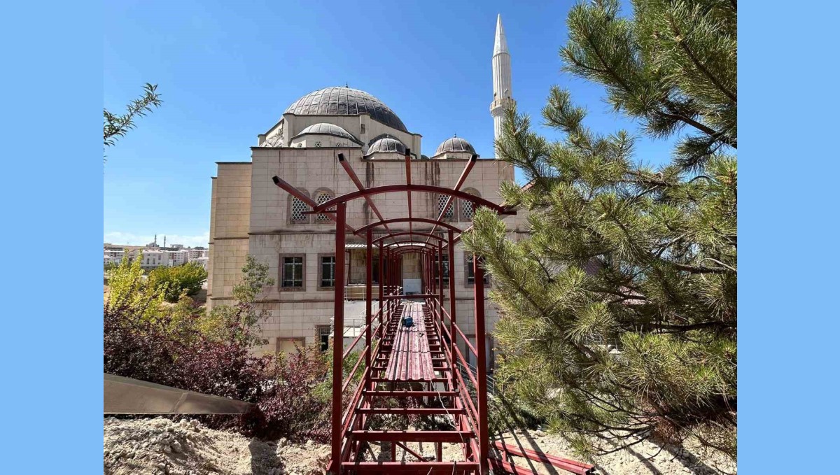 Van'da yaşlı ve engelliler için camiye geçit yapılıyor