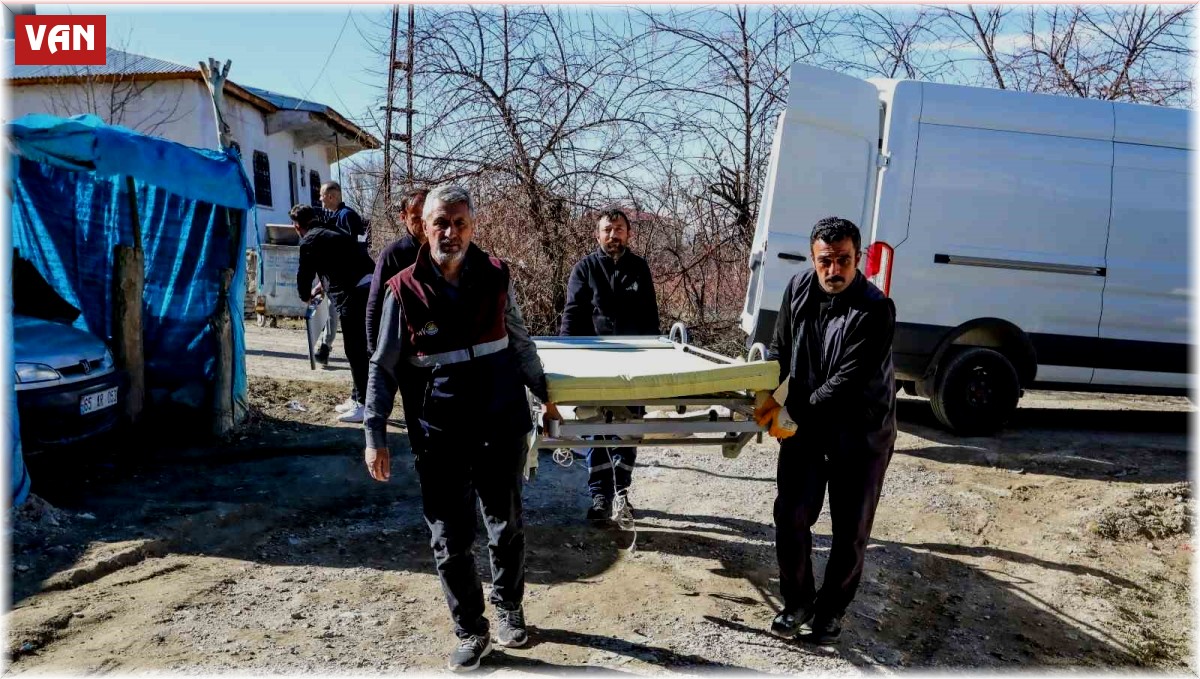 Van'da yatağa tabi vatandaşlara hasta yatağı hediye edildi
