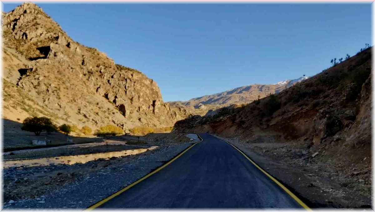 Van'da yenilenen yollarda çizgi ve uyarıcı levha çalışması