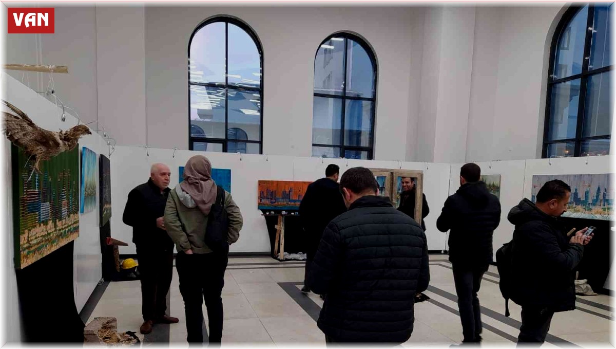 Van'da yerleştirme sanatının kullanıldığı Toprağın Renklerle Buluşması sergisi