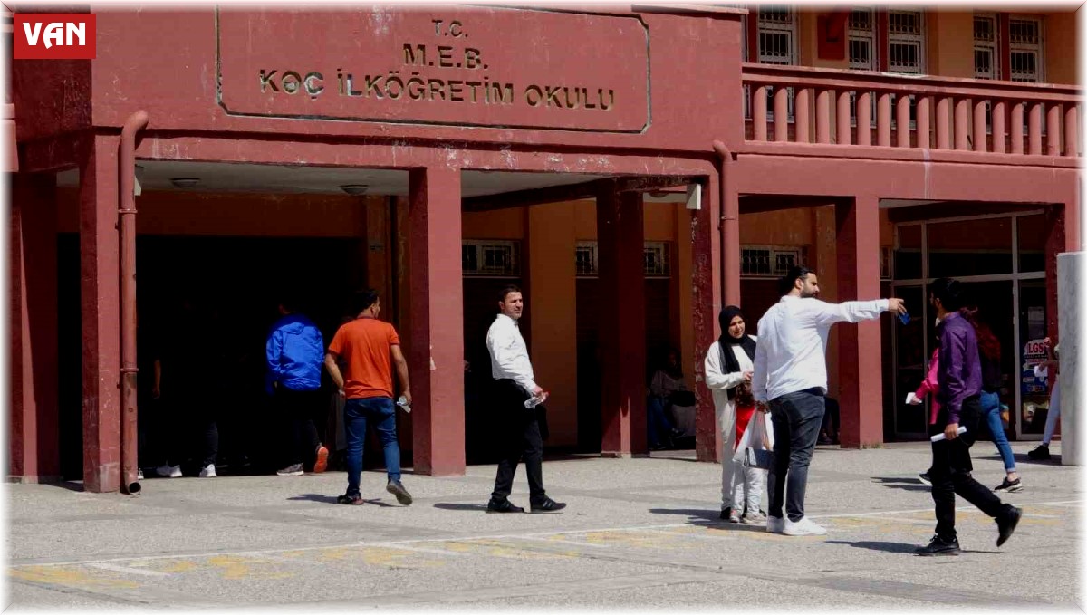 Van'da YKS maratonu başladı: Okula koşarak geldiler