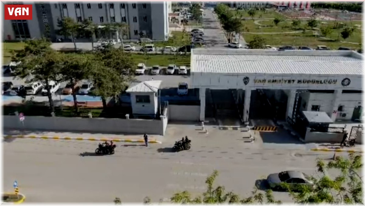 Van'da YKS'ye yetişmeye çalışan 22 öğrenciye polis yardımcı oldu