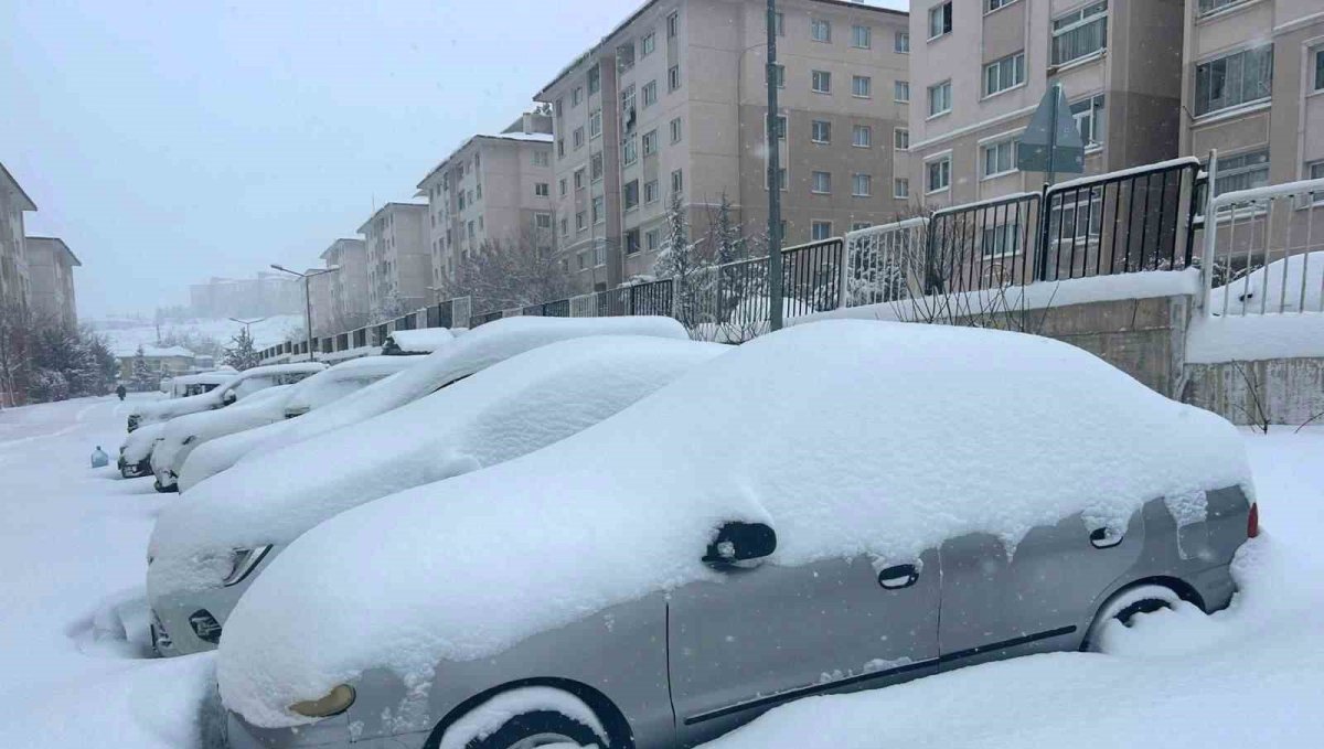 Van'da yoğun kar yağışı: 287 yerleşim yerine ulaşım sağlanamıyor