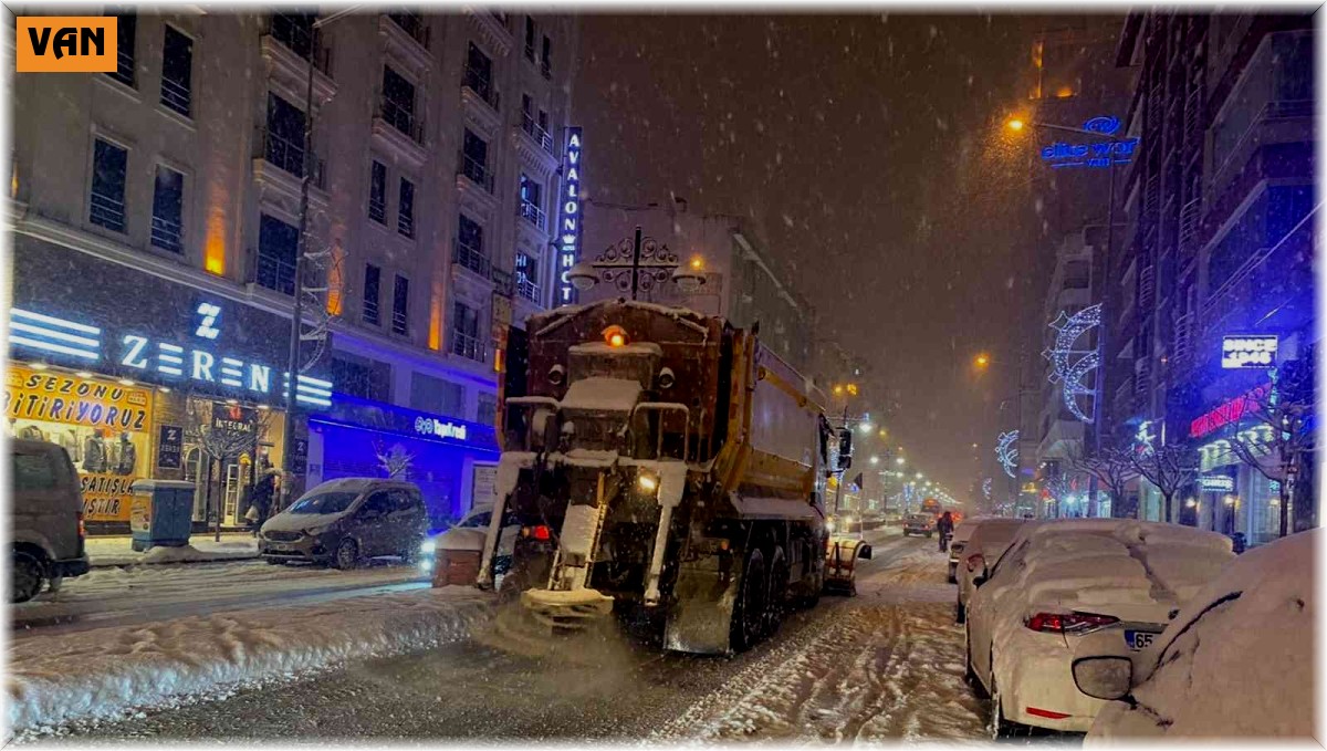 Van'da yoğun kar yağışı ekipleri alarma geçirdi