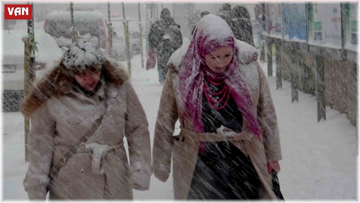 Van'da yoğun kar yağışı etkili oluyor