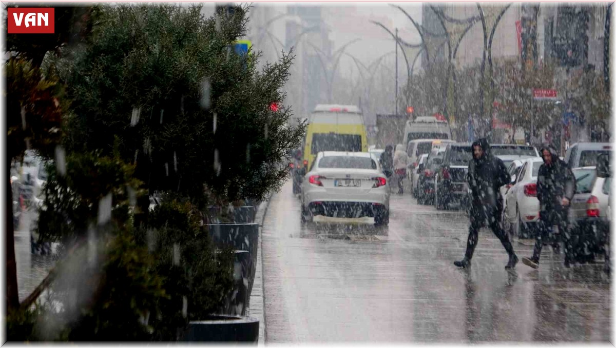 Van'da yoğun kar yağışı etkili oluyor