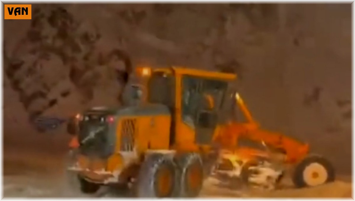 Van'da yoğun kar yağışı nedeniyle Kurubaş Geçidi ulaşıma kapatıldı