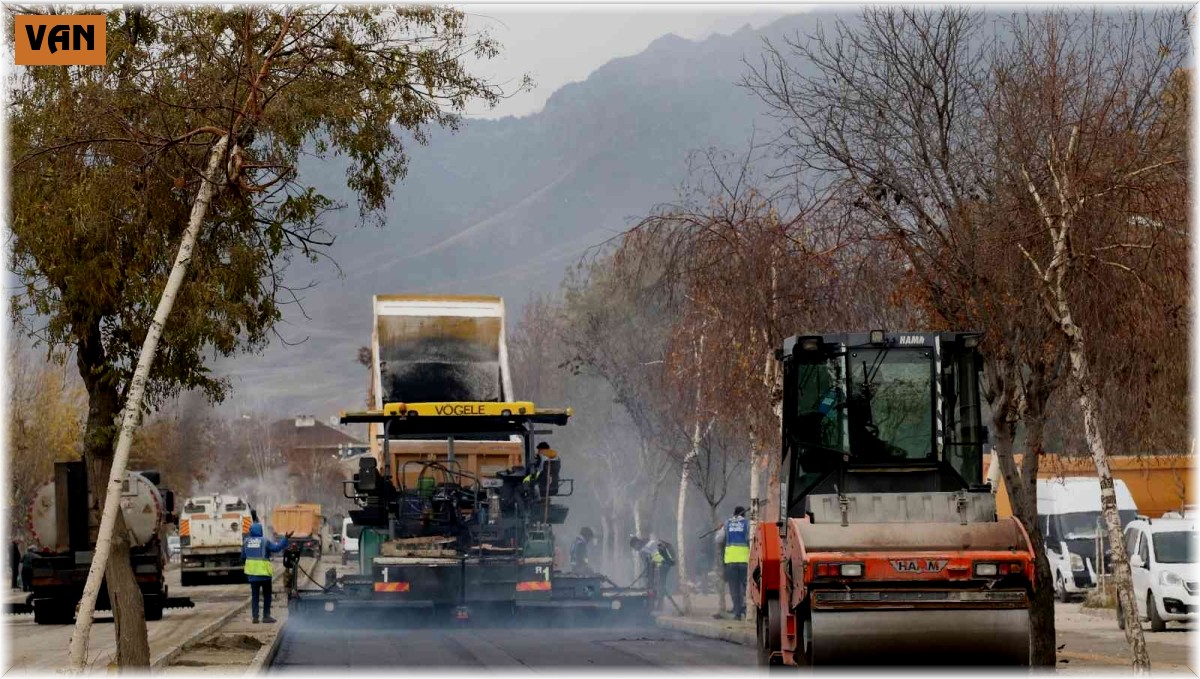 Van'da yol asfaltlama çalışması