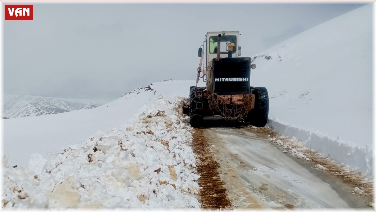 Van'da yol yapım ve karla mücadele çalışması