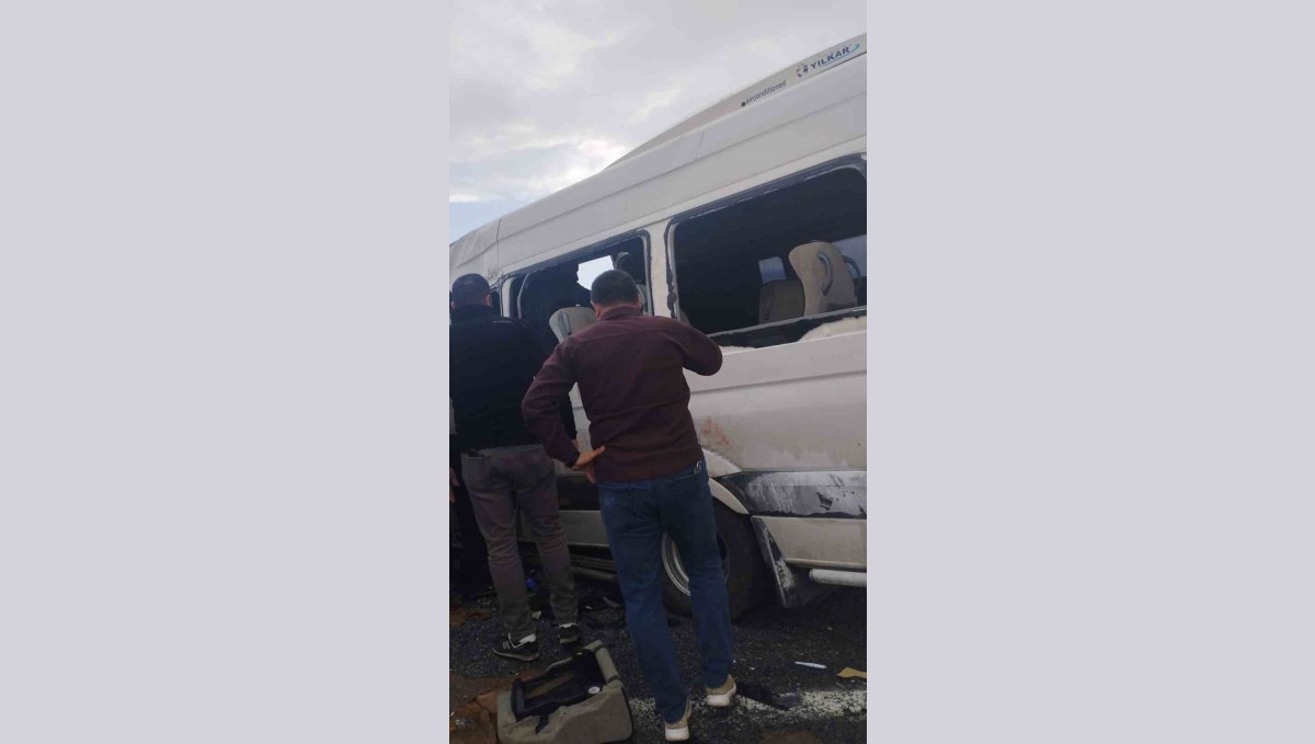 Van'da yolcu minibüsüyle kamyonet çarpıştı: Ölü ve yaralılar var